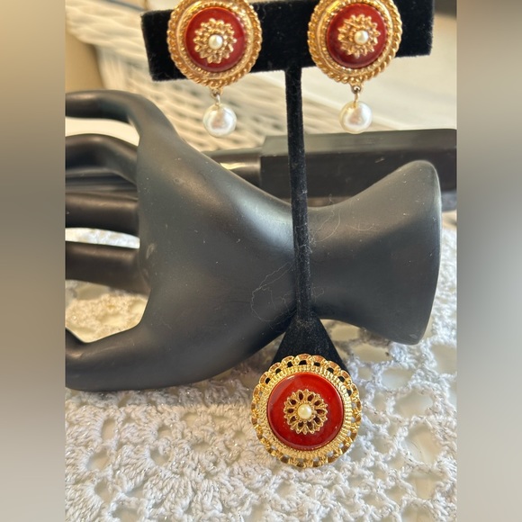 Sarah Coventry Set Gold Tone Red Enamel clip-on Earrings and matching brooch - Picture 1 of 7
